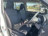 【運転席】座り心地が良いシートなので長時間の運転でも快適にお過ごしいただけます。新品のフロアマットのご注文も可能です。掲載箇所以外にご希望の写真がございましたらお気軽にお問い合わせ下さい。