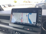 目的地設定も簡単。高精細な地図表示で、初めての道でも安心です。渋滞情報もリアルタイムで確認できます。