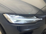 【LEDヘッドライト】悪天候や夜間走行時も良好な視界を確保し、安心して運転できる高輝度LEDヘッドライト!北欧神話に登場する「トールハンマー」をモチーフにした、一目でボルボとわかるデザインです。