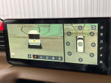 車両を上空から見下ろしたような映像とフロントカメラ映像を同時に表示し、駐車や幅寄せをサポートします。