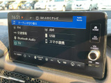 お好みの音楽をクリアな音質で楽しめます。様々なメディアに対応しており、ドライブ中のエンターテイメントを充実させてくれます。