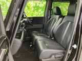 洗練されたデザインの室内空間。ドライバー視点からの眺めも良く、運転がさらに楽しくなります。快適なドライブをサポートします。