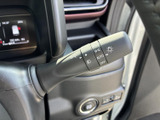 操作しやすいウインカーレバーで、安全確認をスムーズに。直感的に操作でき、運転に集中できます。快適なドライビングをサポートします。