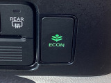 【eコンスイッチ】低燃費運転をサポートするECONモード。スイッチをONすると、エンジンやトランスミッション、A/Cなどを協調制御し、燃費の向上に貢献。エコドライブの効果を高めます。