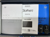 スマートキーは鍵をバッグに入れたままでもドアロックの開閉やエンジンのON・OFFができます。夜間や雨の日も鍵を探さなくて良いので便利です。