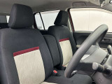 フロントシートはゆったりとしていて開放感があるベンチシートです。車内の移動も楽々です!狭い場所や駐車場で片側をギリギリに停めた際には便利ですよ!