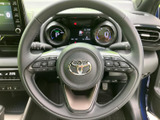 握りやすいデザインのステアリングで、快適なドライビングを実現。操作スイッチも配置され、運転中でも直感的に操作できます。手元で様々な機能をコントロール可能です。
