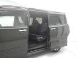 【両側パワースライドドア】両側パワースライドドア付きだから、狭い駐車スペースなどでの 乗り降りラクラク!小さなお子さまのいるご家庭には嬉しい装備。