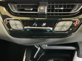 運転席/助手席シートヒーターで寒い日もすぐに温かくなり快適に過ごせます。3段階の温度調整が可能です