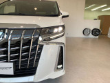 三眼LEDヘッドライト&シーケンシャルウィンカー(流れるウィンカー)&AHS(アダプティブ・ハイビーム・システム)・LEDフォグランプ付き!!
