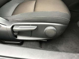 運転席シートリフター!ご自分の好きなシートポジションが取れるので運転が楽しくなりますし疲れにくいです。