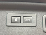 【パワーバックドア】スマートキーや運転席のボタンを押すだけでリアゲートが自動で開閉します!荷物を持っている時や、高い位置にあるバックドアを閉める際に便利な機能です♪