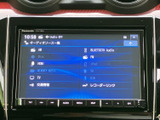 お好みの音楽を車内で楽しめます。様々なソースに対応し、快適なドライブのお供に最適です。音質にもこだわって、心地よい空間を演出します。