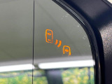 【ブラインドスポットモニター】走行中、ドアミラーの死角になりやすい箇所に後続車が接近するとサイドミラーのレンズに警告を表示!ドライバーに注意喚起をしてくれます。