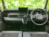 機能的な運転席周りのレイアウト。操作しやすい位置に配置されたスイッチ類で、安全運転をサポートします。快適なドライブを約束する空間です。