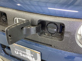 急速充電は、車内のボタンを操作して開け、別売りの充電コネクターを差し、50Kwの高い出力で行うため、満充電まで約30分という早さです。詳しくはお店にお問い合わせください。