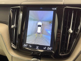 【360&deg;ビューカメラ】4台の高解像度カメラで360度の鳥瞰図を表示。隣の車や壁、死角にある障害物などを画面で確認できるため、狭いスペースでの駐車・出入りも安心です。