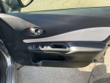 パワーウィンドウ装備です。運転席はオートになっているので、ワンタッチ開閉することが出来ます。