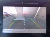 リバースポジションにシフトすると自動的にカメラが作動、モニター画面に後方の視界が映し出される、安心のバックカメラを装備。