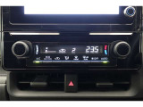 ★エアコンはオートタイプが装着済みです!オートモードにしておけば、車内温度を設定するだけで風の料や吹き出し口の切り替えを機械が行ってくれます!一年中快適な環境を作れますよ♪