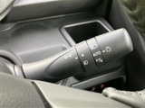操作しやすいウインカーレバーで、安全な車線変更をサポートします。直感的な操作で、スムーズな運転をアシストします。運転の信頼性を高めます。
