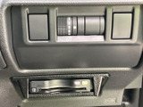 操作しやすいウインカーレバーで、安全な車線変更をサポート。直感的な操作感で、スムーズな運転をアシストします。運転の負担を軽減します。