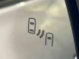 【ブラインドスポットモニター】走行中、ドアミラーの死角になりやすい箇所に後続車が接近するとサイドミラーのレンズに警告を表示!ドライバーに注意喚起をしてくれます。