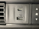 エアコン操作パネルの左側に、スマートフォンなどの充電可能なUSB端子と、音源などの外部入力の可能なUSB端子がついています。移動中に充電もできるので便利です。