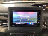 【バックカメラ】運転が苦手な方も車庫入れラクラクです!ギアをリバースに入れれば自動的に切り換わりますので、面倒な操作は不要です♪狭い駐車場もお車を傷つけず安心ですね!