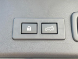 【パワーバックドア】スマートキーや運転席のボタンを押すだけでリアゲートが自動で開閉します!荷物を持っている時や、高い位置にあるバックドアを閉める際に便利な機能です♪
