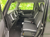 落ち着いた色調のインテリアが、上質な雰囲気を演出します。運転に集中できる、機能的な空間です。