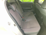 後席からの眺めも広く、快適な乗車空間を提供します。ゆったりとくつろげるシートで、長距離移動も苦になりません。同乗者もリラックスできます。