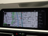 【純正ナビゲーション】BMWのナビゲーションは操作性も良く、詳細な地図情報と交通状況を見やすく表示し、快適なドライビングをサポートしながら目的地までナビゲートします。