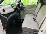 ドライバーにとって使いやすい配置のスイッチ類は、安全運転をサポートします。視認性の高いメーター類は、運転に必要な情報を的確に伝えます。