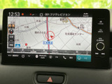 見やすい地図表示で、運転中でも周囲の状況をしっかり確認できます。目的地設定も簡単で、初めての道も安心です。