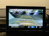 後方確認はお任せ! リアカメラ装備でバック駐車をサポートします。