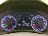 視認性の高いメーター類は、運転に必要な情報を的確に伝えます。運転状況を把握しやすく、安全運転をサポートする工夫が凝らされています。