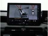 サイドクリアランスビュー表示中に、旋回時の運転操作に合わせて自動で車両を斜め後方から見たような映像を表示。