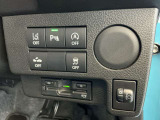 運転席横でアイドリングストップなどスイッチを搭載しています。