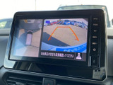 後方確認をサポートするモニターは、駐車時の安全性を高めます。ガイドライン表示で、狭い場所でもスムーズな操作を可能にします。