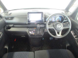 黒を基調としたスタイリッシュなデザインの運転席です。衝突被害軽減ブレーキ、レーンキープアシストなどの安心装備付き!