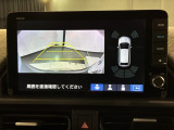 リバースギアに入れるだけで後方の表示へ切り替わります。夜間や雨の日の駐車も楽になりますよ。