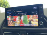 停車中にTVを楽しむことができます。休憩時間などに、ニュースやドラマをチェック。移動時間を有効活用できます。(※運転中の視聴は法律で禁止されています)。