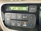【オートエアコン】一度お好みの温度に設定すれば、車内の温度を検知し風量や温度を自動で調整。暑い&hellip;寒い&hellip;と何度もスイッチ操作をする必要はありません。快適な車内空間には必須の機能ですね♪