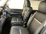 高いホールド性で運転姿勢が安定します。長距離ドライブでも疲れにくいのが魅力です。快適なドライビングライフをお送りください♪