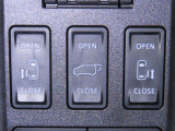両側電動スライドドアを装備しております。