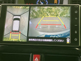 バック時の安全確認をサポートするモニター画面。狭い道や駐車時でも、周囲の状況を把握しやすく安心です。