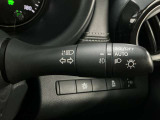 【オートライト】車のセンサーが周囲の明るさを感知し、自動でヘッドライトを点灯・消灯する機能です。この機能は夕暮れ時の交通事故が多い時間帯の安全性を高めてくれます。