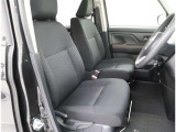 目線の位置も高くて運転席からの視界も良好です。シート高さ位置も調整できるので、乗りやすいですね。