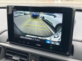 狭い道や駐車時も安心。後方の状況を画面で確認できるので、安全な運転をサポートします。ガイドライン表示で、距離感もつかみやすいです。